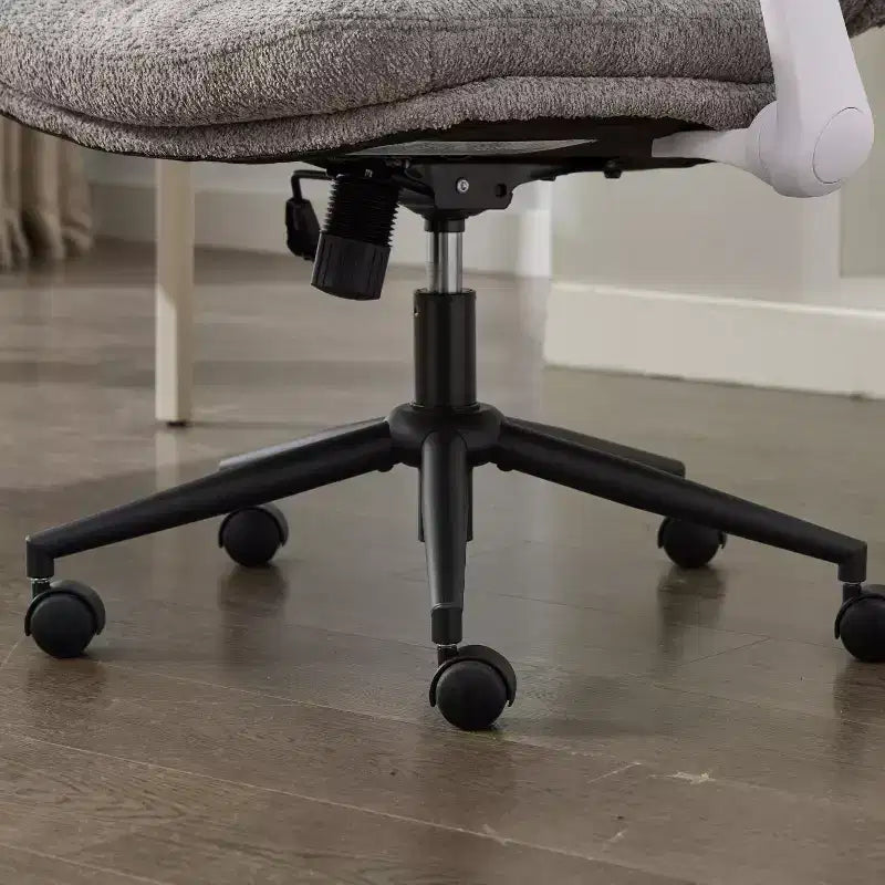 Chaise grise à pieds croisés et accoudoirs relevables : Siège large pivotant Confortable pour bureau/coiffeuse pour femmes, Prête pour la maison/le bureau