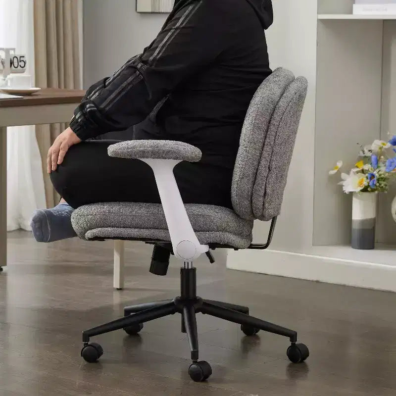 Chaise grise à pieds croisés et accoudoirs relevables : Siège large pivotant Confortable pour bureau/coiffeuse pour femmes, Prête pour la maison/le bureau