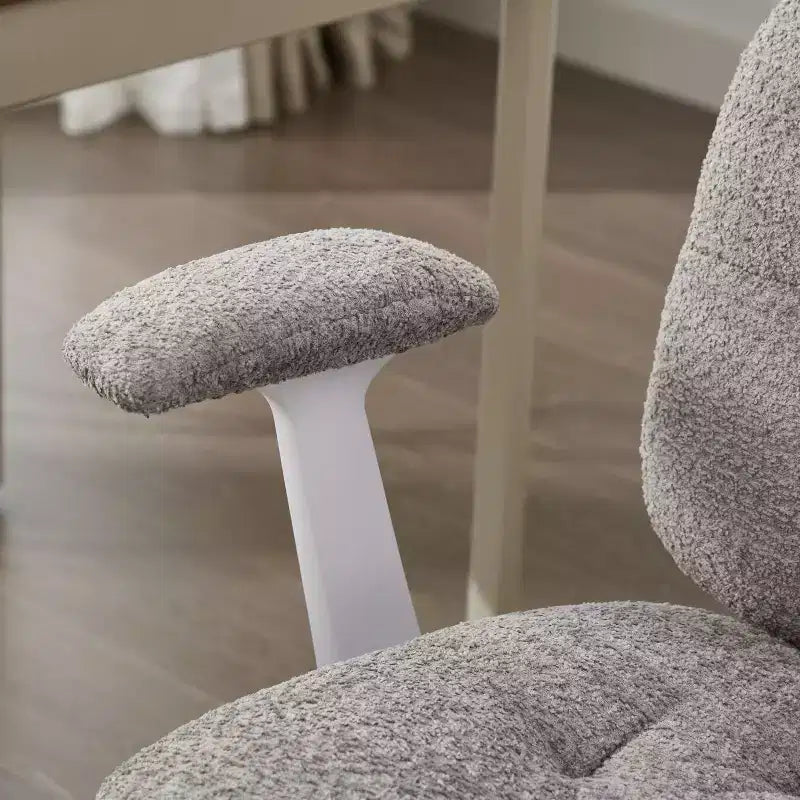 Chaise grise à pieds croisés et accoudoirs relevables : Siège large pivotant Confortable pour bureau/coiffeuse pour femmes, Prête pour la maison/le bureau