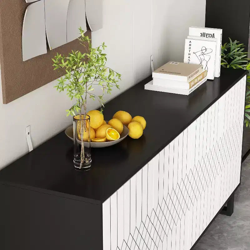 Buffet moderne noir et blanc Famapy : Portes à motifs géométriques, étagères réglables, rangement spacieux pour la salle à manger et le salon.