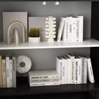 Buffet moderne noir et blanc Famapy : Portes à motifs géométriques, étagères réglables, rangement spacieux pour la salle à manger et le salon.