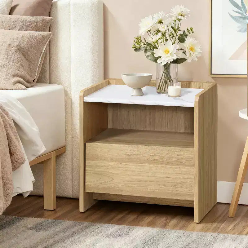LuxenHome Table de chevet 23" en chêne avec plateau en faux marbre, table de chevet en bois avec étagère de rangement ouverte marron