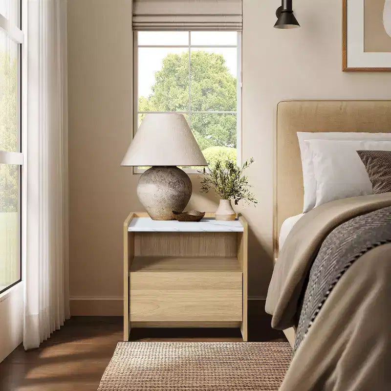 LuxenHome Table de chevet 23" en chêne avec plateau en faux marbre, table de chevet en bois avec étagère de rangement ouverte marron