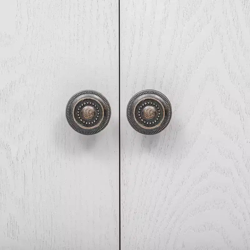 Meuble de rangement GDFStudio Oscar à 4 portes en placage de frêne avec pieds incurvés et étagères réglables