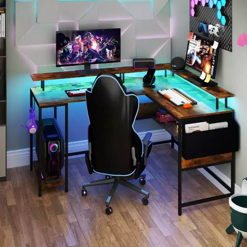 Bureau de jeu en L Costway avec lumières LED, prises électriques, support d'écran et pochette en tissu