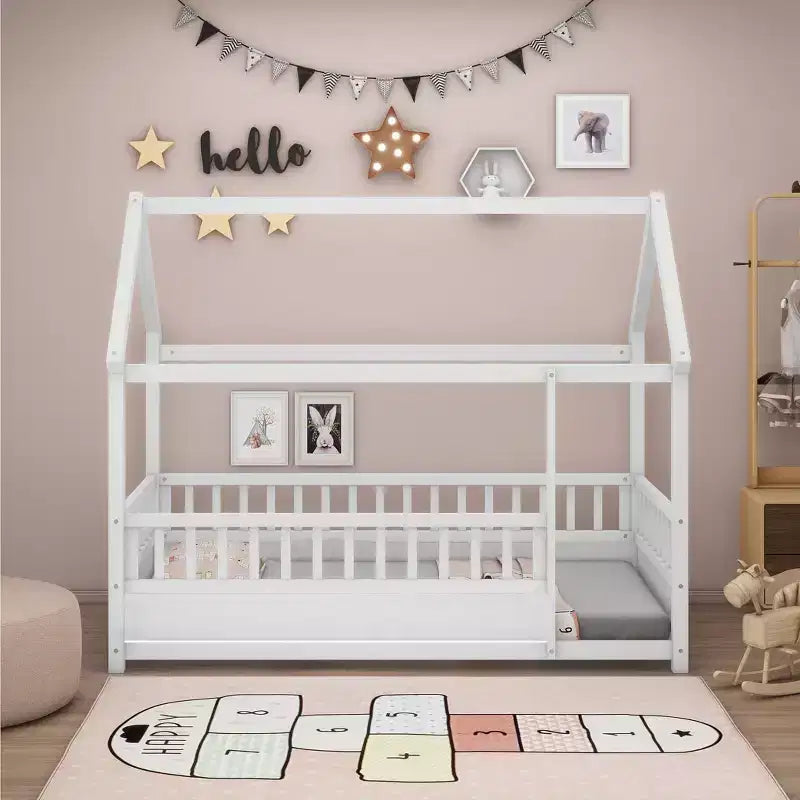 Lit au sol pour tout-petits TUYOHW pleine grandeur avec cadre de toit de maison et clôture, lit Montessori moderne avec barrières de sécurité pour chambre à coucher