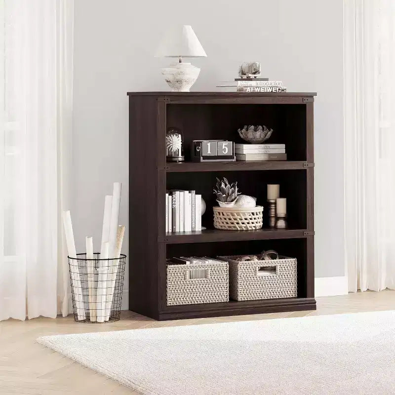 Étagère 3 niveaux esprit ferme : bibliothèque basse en bois avec rangement ouvert pour le salon, le bureau ou la chambre à coucher (présentation et organisation).