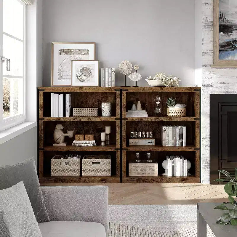 Étagère 3 niveaux esprit ferme : bibliothèque basse en bois avec rangement ouvert pour le salon, le bureau ou la chambre à coucher (présentation et organisation).