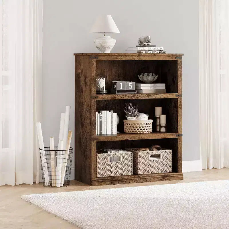 Étagère 3 niveaux esprit ferme : bibliothèque basse en bois avec rangement ouvert pour le salon, le bureau ou la chambre à coucher (présentation et organisation).
