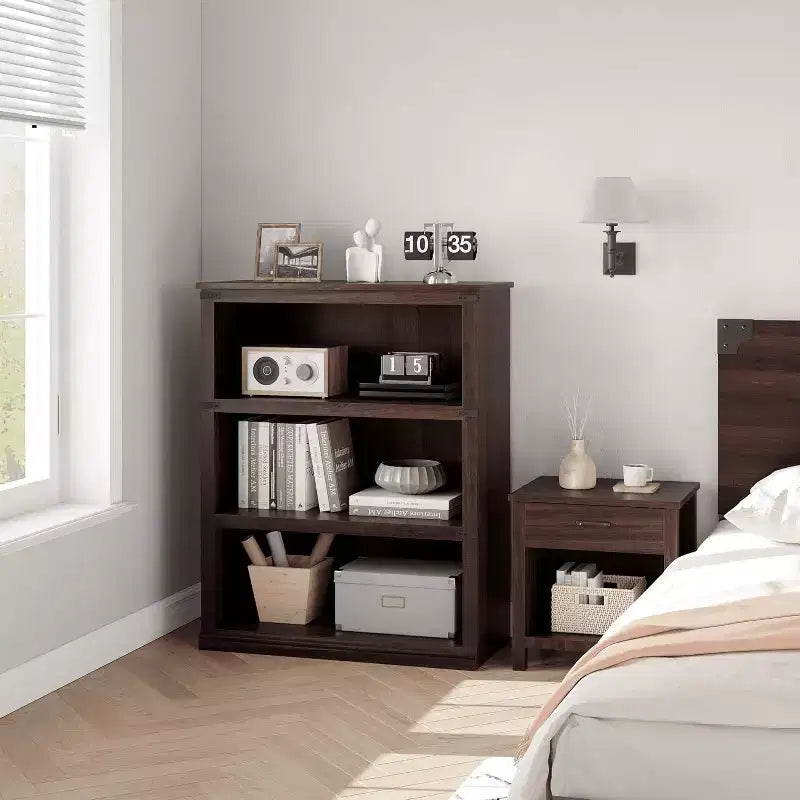 Étagère 3 niveaux esprit ferme : bibliothèque basse en bois avec rangement ouvert pour le salon, le bureau ou la chambre à coucher (présentation et organisation).