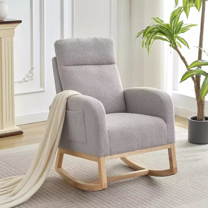 Fauteuil à bascule moderne avec dossier haut, accoudoirs, poches latérales, revêtement en polaire bouclette, pieds en bois robustes, fauteuil à bascule d'appoint pour salon, chambre à coucher
