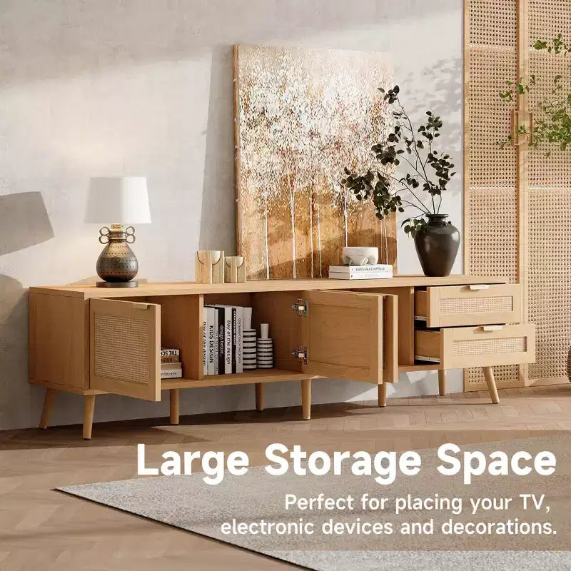 Meuble TV pour téléviseurs jusqu'à 80 pouces, meuble TV avec portes en rotin, centre de divertissement avec 2 tiroirs, trous passe-câbles et pieds en bois massif, naturel - ModernLuxe