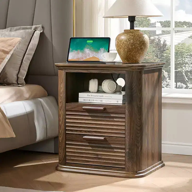 Table de chevet cannelée TUYOHW avec station de charge, table de chevet moderne avec 2 tiroirs et étagère ouverte, table d'appoint pour salon, chambre, bureau à domicile