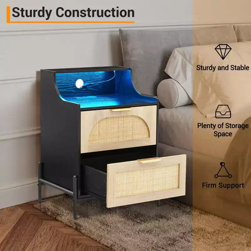 Table de chevet 2 tiroirs en rotin COZONY avec station de charge et lumières LED pour chambre et salon
