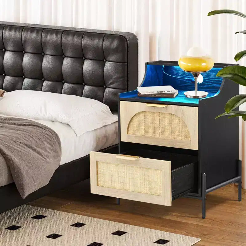 Table de chevet 2 tiroirs en rotin COZONY avec station de charge et lumières LED pour chambre et salon