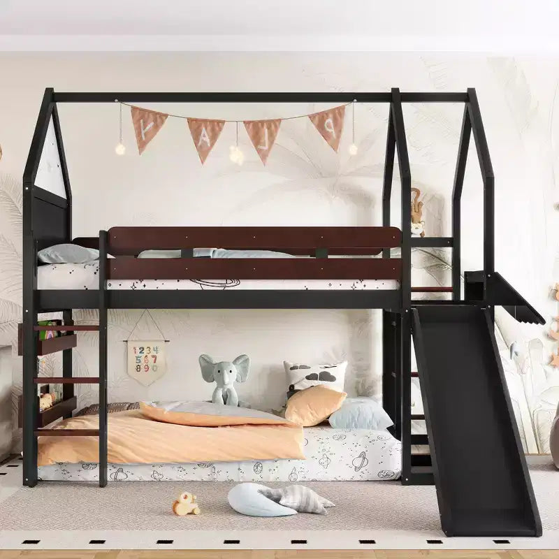 Lit mezzanine Bellemave House avec étagère et toboggan, structure de lit mezzanine en bois massif avec barrières de sécurité et design ludique pour enfants