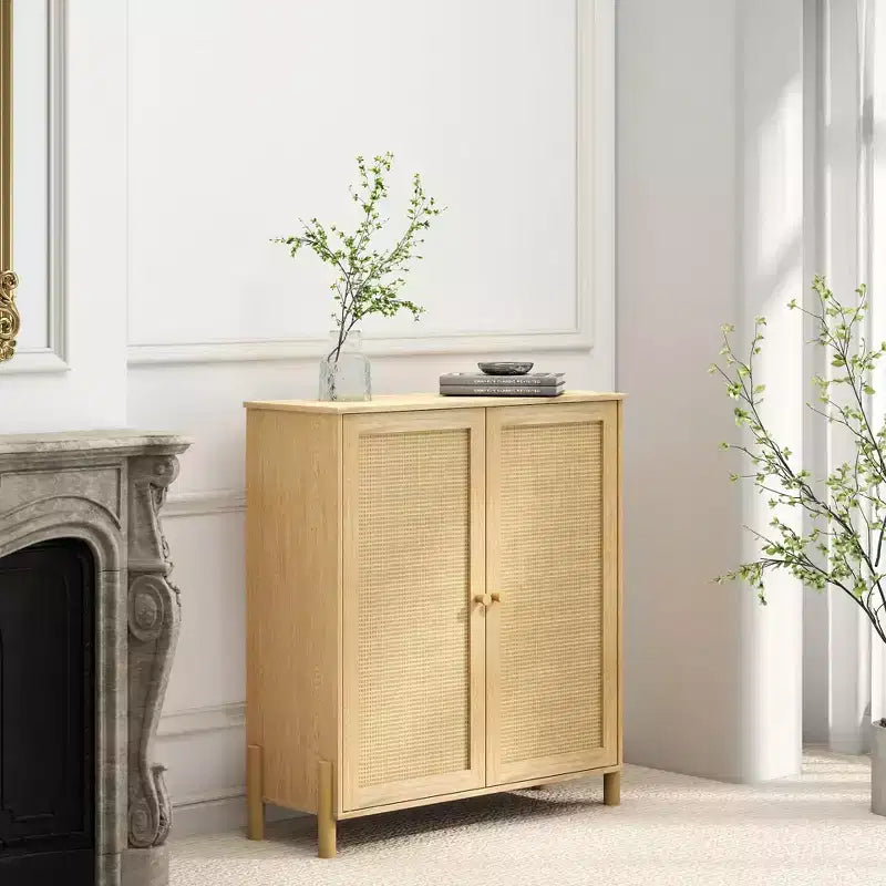 Meuble de rangement mi-siècle avec portes en rotin, étagères réglables et base en bois massif – organisateur polyvalent pour le salon ou la salle à manger.