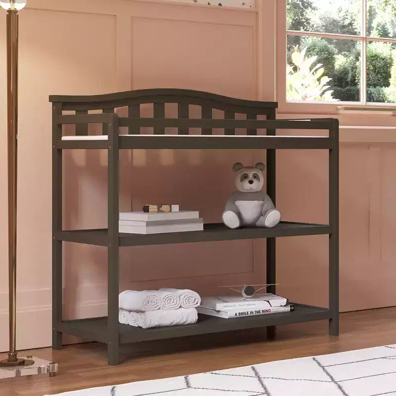 Table à langer pour bébé Child Craft Arch Top, avec matelas résistant à l'eau et sangle de sécurité, kit anti-basculement inclus pour éviter les chutes, finition sécuritaire pour bébé
