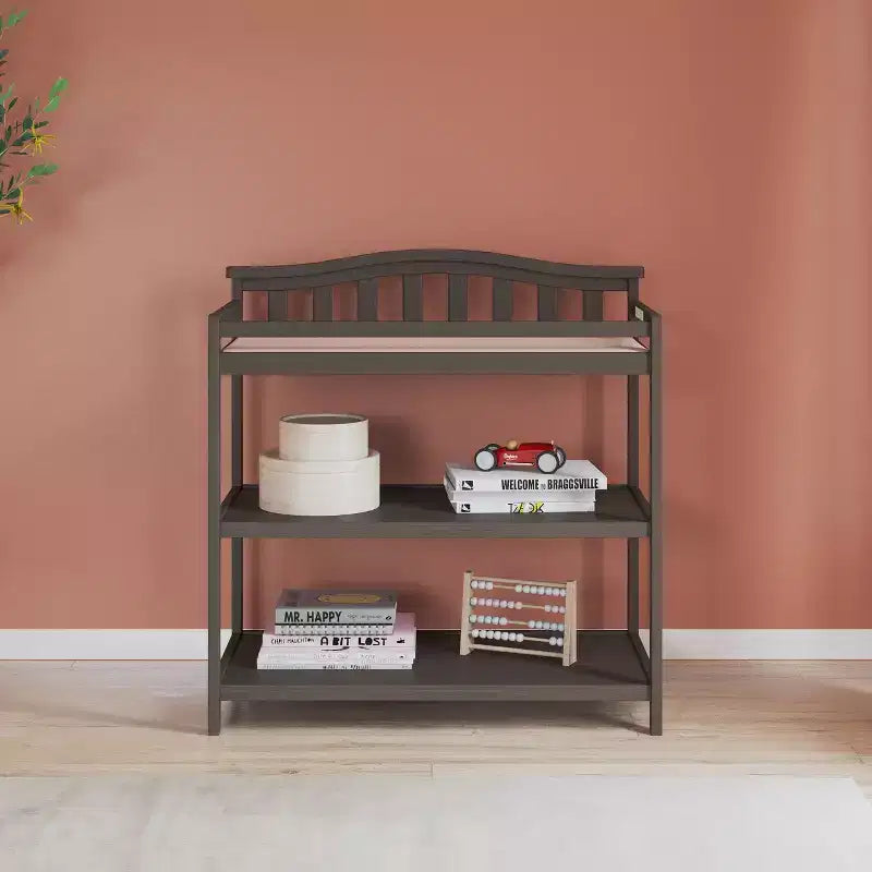 Table à langer pour bébé Child Craft Arch Top, avec matelas résistant à l'eau et sangle de sécurité, kit anti-basculement inclus pour éviter les chutes, finition sécuritaire pour bébé