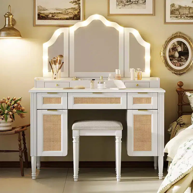 JVNOXK Coiffeuse 44,37 pouces avec miroir triple pliable, 13 ampoules Hollywood et 3 modes d'éclairage, grande station de charge avec 5 tiroirs et étagères, blanche