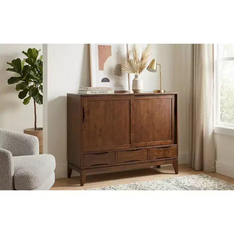 Meuble de rangement moyen Pearson en bois massif, 122 cm de large, style Mid-Century Modern