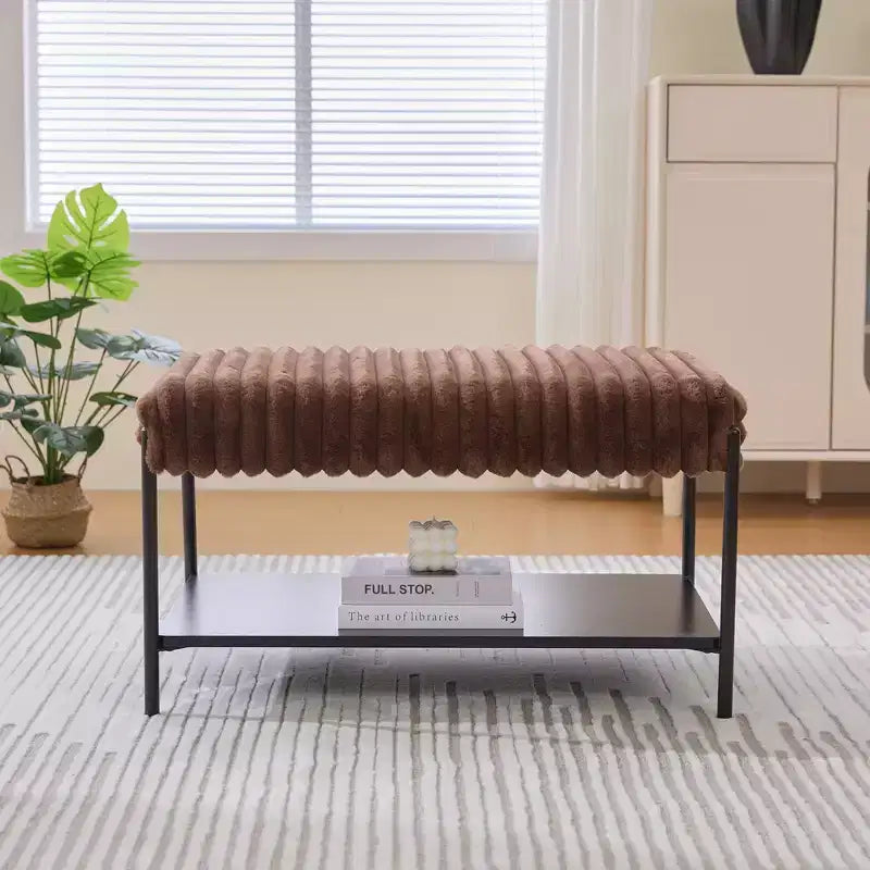 Table basse pouf capitonnée 78 cm, repose-pieds en fausse fourrure, pieds en métal noir, étagère ouverte en bois pour salon, chambre, entrée, hôtel