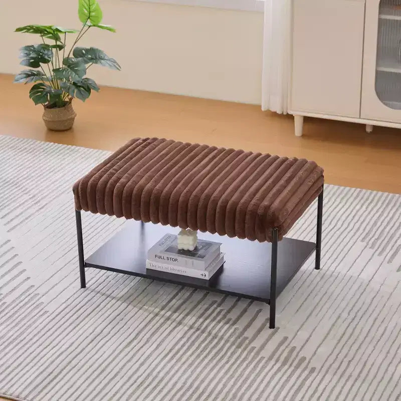 Table basse pouf capitonnée 78 cm, repose-pieds en fausse fourrure, pieds en métal noir, étagère ouverte en bois pour salon, chambre, entrée, hôtel