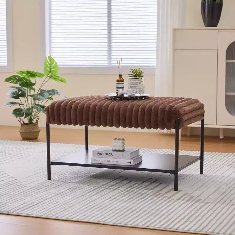 Table basse pouf capitonnée 78 cm, repose-pieds en fausse fourrure, pieds en métal noir, étagère ouverte en bois pour salon, chambre, entrée, hôtel
