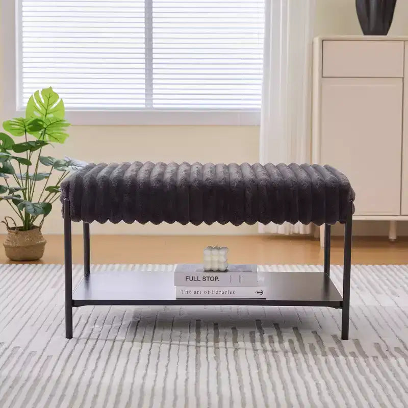 Table basse pouf capitonnée 78 cm, repose-pieds en fausse fourrure, pieds en métal noir, étagère ouverte en bois pour salon, chambre, entrée, hôtel
