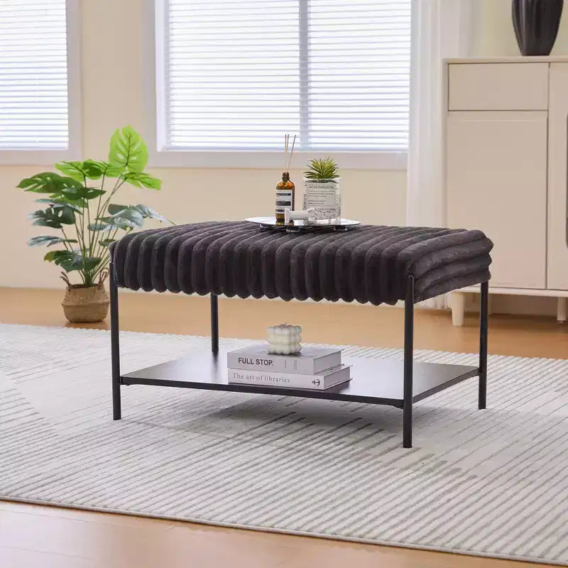 Table basse pouf capitonnée 78 cm, repose-pieds en fausse fourrure, pieds en métal noir, étagère ouverte en bois pour salon, chambre, entrée, hôtel