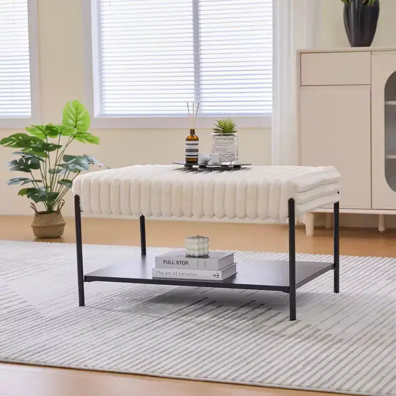 Table basse pouf capitonnée 78 cm, repose-pieds en fausse fourrure, pieds en métal noir, étagère ouverte en bois pour salon, chambre, entrée, hôtel