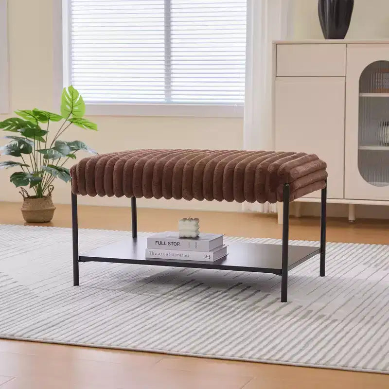 Table basse pouf capitonnée 78 cm, repose-pieds en fausse fourrure, pieds en métal noir, étagère ouverte en bois pour salon, chambre, entrée, hôtel