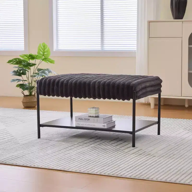 Table basse pouf capitonnée 78 cm, repose-pieds en fausse fourrure, pieds en métal noir, étagère ouverte en bois pour salon, chambre, entrée, hôtel