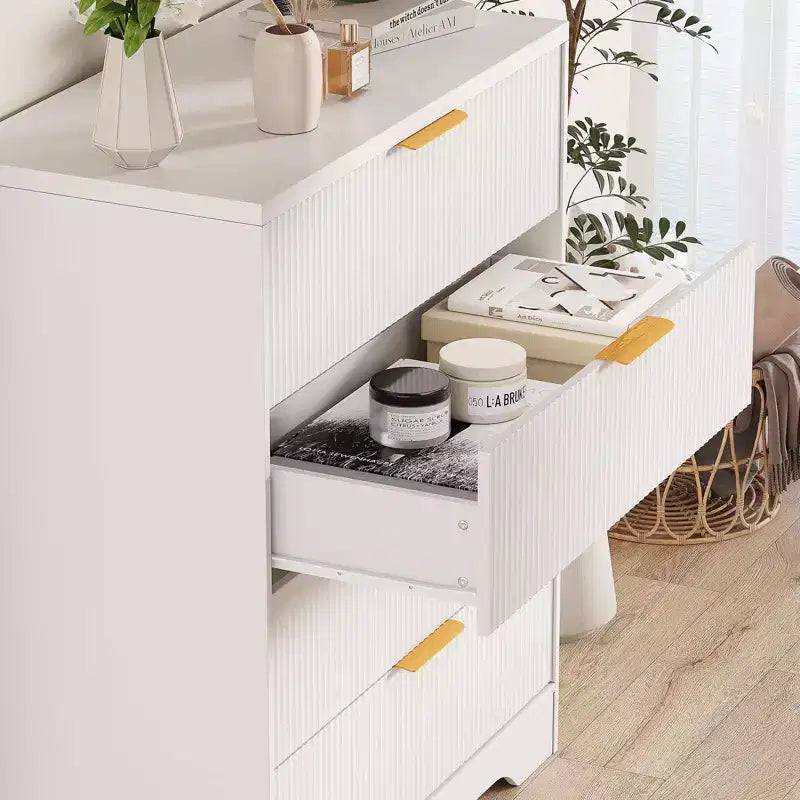 Commode 4 tiroirs, 98 cm de style moderne cannelé avec poignées dorées, rangement polyvalent pour chambre à coucher, salon, couloir et chambre d'enfant