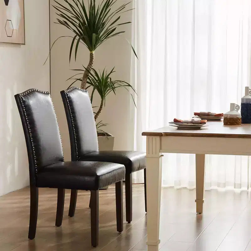 Chaises de salle à manger modernes Okak, lot de 2, avec garniture cloutée, chaises de salle à manger en similicuir avec pieds en bois, chaises de cuisine pour salle à manger