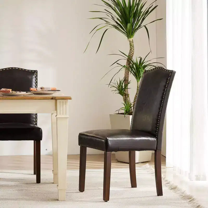 Chaises de salle à manger modernes Okak, lot de 2, avec garniture cloutée, chaises de salle à manger en similicuir avec pieds en bois, chaises de cuisine pour salle à manger