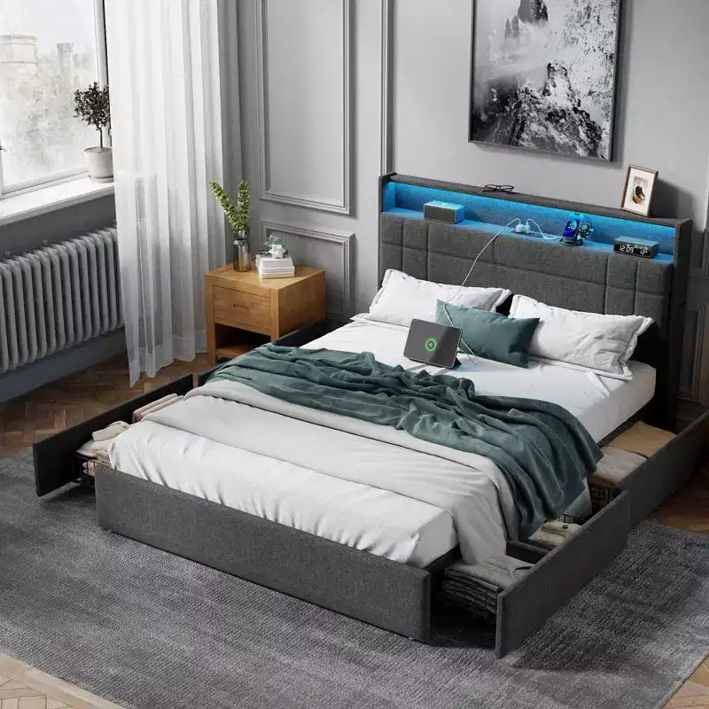 Cadre de Lit Queen Moderne avec Station de Recharge Lumières LED 4 Tiroirs de Rangement Tête de Lit Rembourrée Grise Lattes Métalliques Pas de Sommier Tapissier Requis