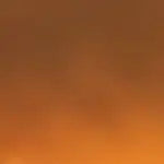 Luck Live Chevet moderne du milieu du siècle en bois massif de 31,49 po avec 4 tiroirs
