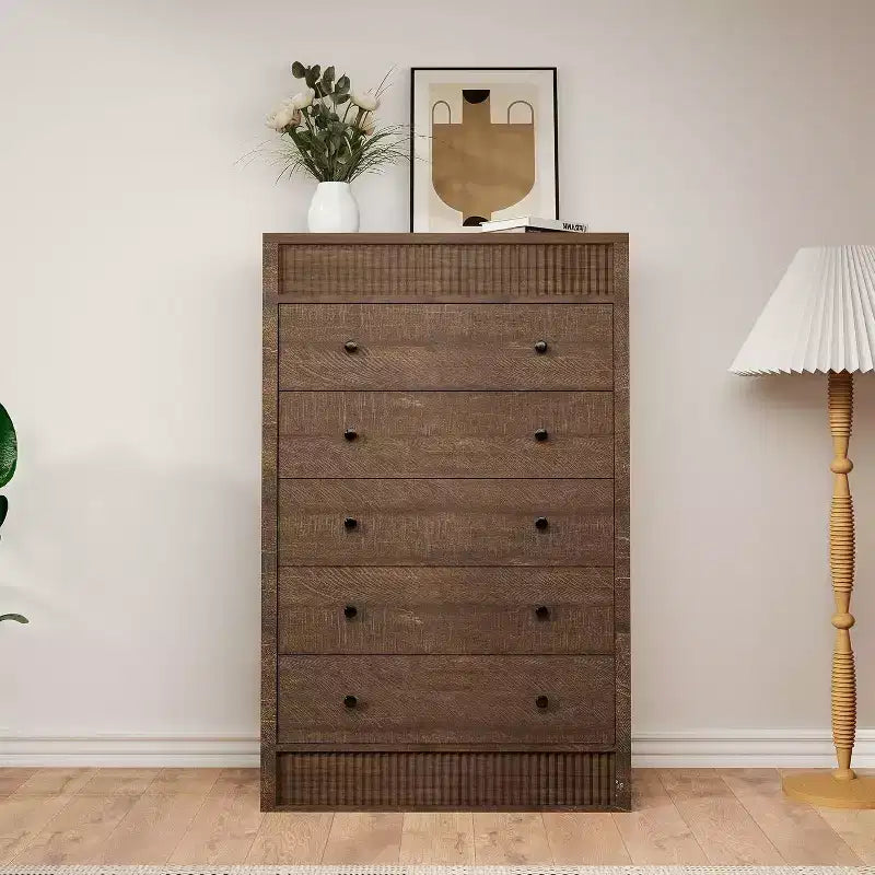 Commode haute à 5 tiroirs en noyer, 80 cm de large, commode cannelée, meuble de rangement moderne en bois pour chambre à coucher, chambre d'enfant, couloir, salon