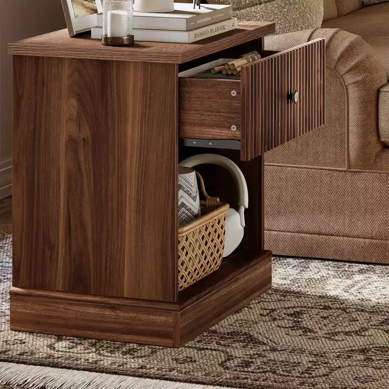 Table de chevet COZONY à cannelures avec tiroir, table de chevet moderne avec étagère ouverte, table de chevet avec rangement, table d'appoint peu encombrante avec base à bords incurvés