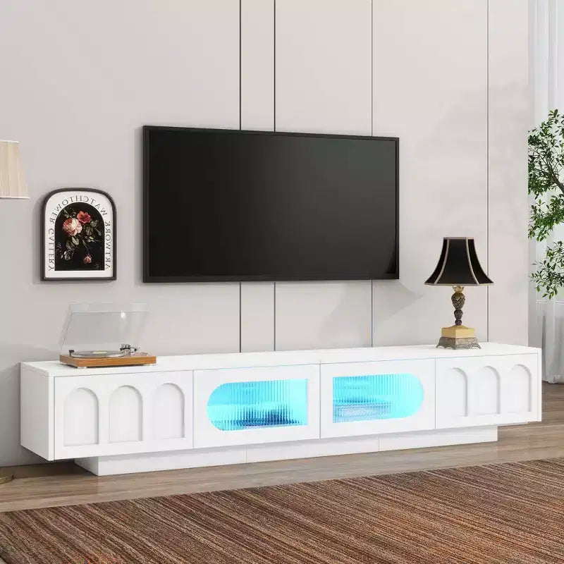 Meuble TV blanc MAYEERTY avec portes en verre cannelé, console multimédia LED APP pour téléviseurs 95 pouces