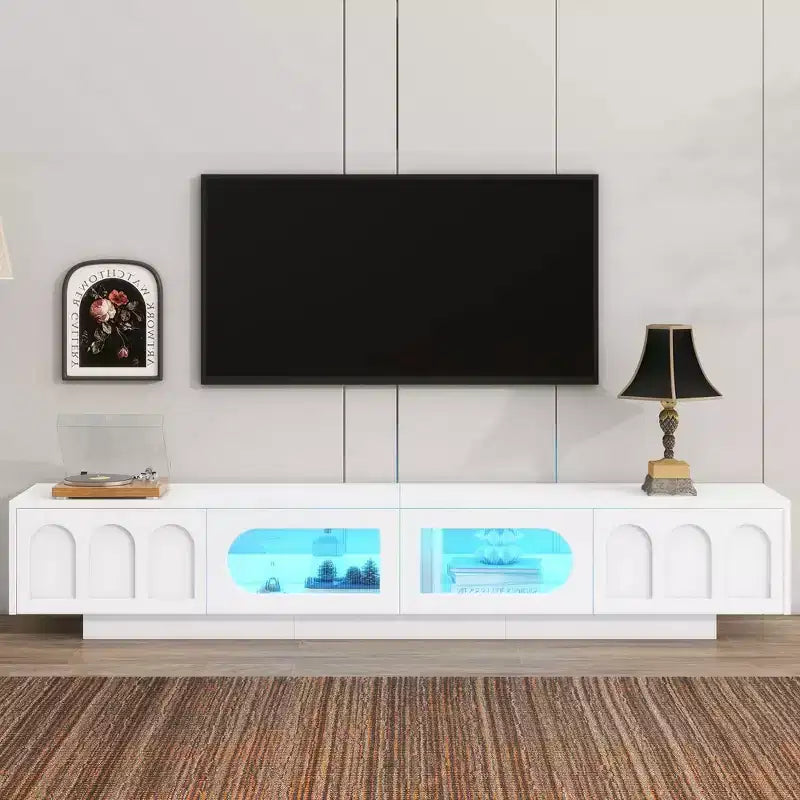Meuble TV blanc MAYEERTY avec portes en verre cannelé, console multimédia LED APP pour téléviseurs 95 pouces