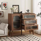Un meuble de rangement décoratif à trois tiroirs et portes, un meuble de rangement en bois avec étagères, adapté aux salons et aux entrées