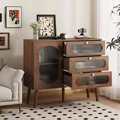 Un meuble de rangement décoratif à trois tiroirs et portes, un meuble de rangement en bois avec étagères, adapté aux salons et aux entrées