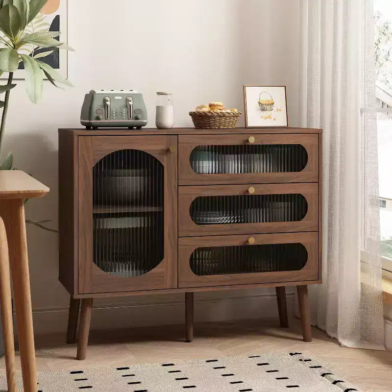 Un meuble de rangement décoratif à trois tiroirs et portes, un meuble de rangement en bois avec étagères, adapté aux salons et aux entrées