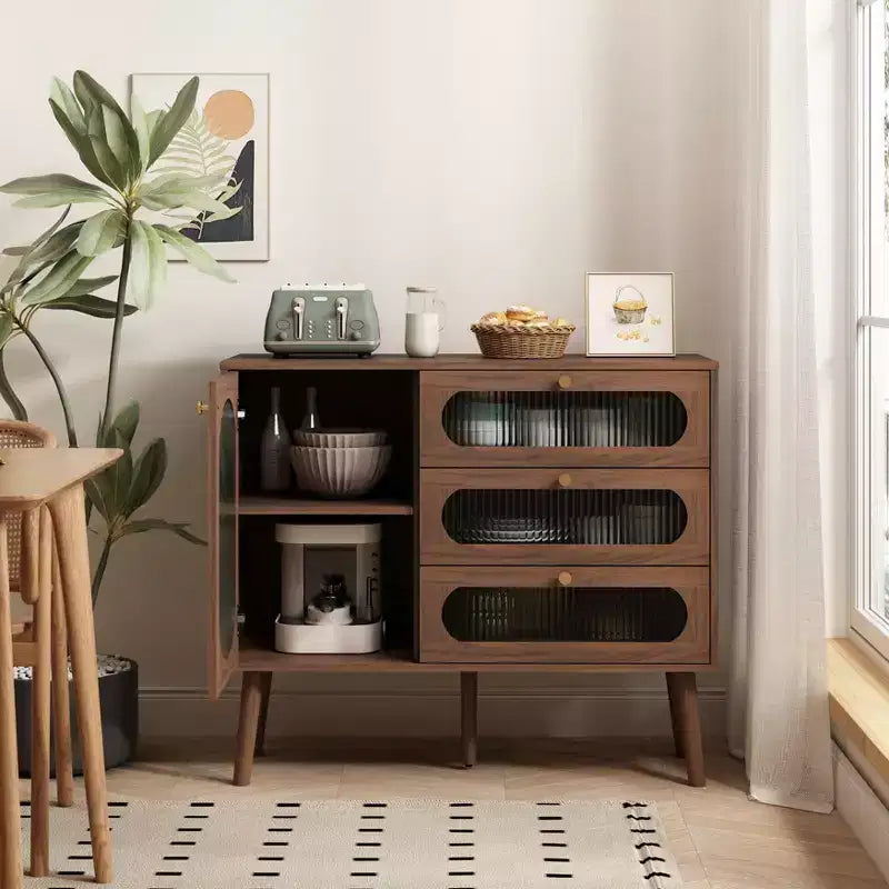 Un meuble de rangement décoratif à trois tiroirs et portes, un meuble de rangement en bois avec étagères, adapté aux salons et aux entrées