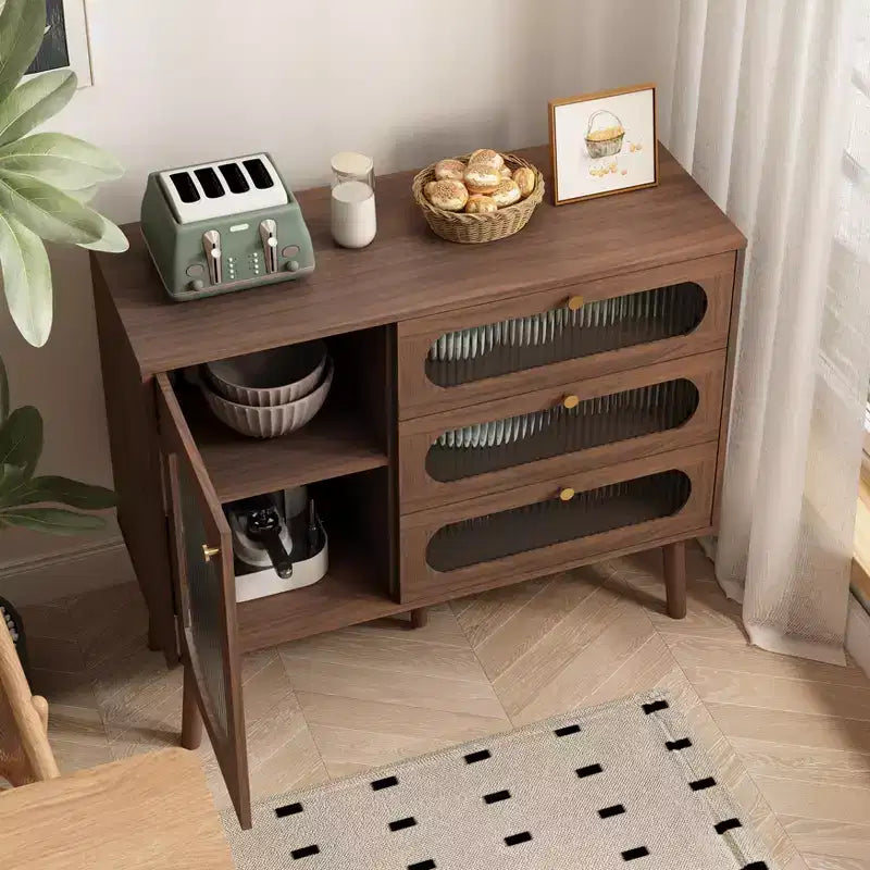 Un meuble de rangement décoratif à trois tiroirs et portes, un meuble de rangement en bois avec étagères, adapté aux salons et aux entrées