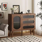 Un meuble de rangement décoratif à trois tiroirs et portes, un meuble de rangement en bois avec étagères, adapté aux salons et aux entrées