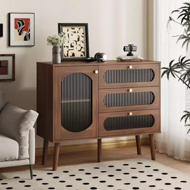 Un meuble de rangement décoratif à trois tiroirs et portes, un meuble de rangement en bois avec étagères, adapté aux salons et aux entrées