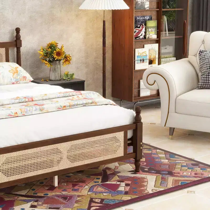 Lit plateforme Queen Size avec tête de lit et pied de lit en rotin, lit en bois et rotin avec support central renforcé